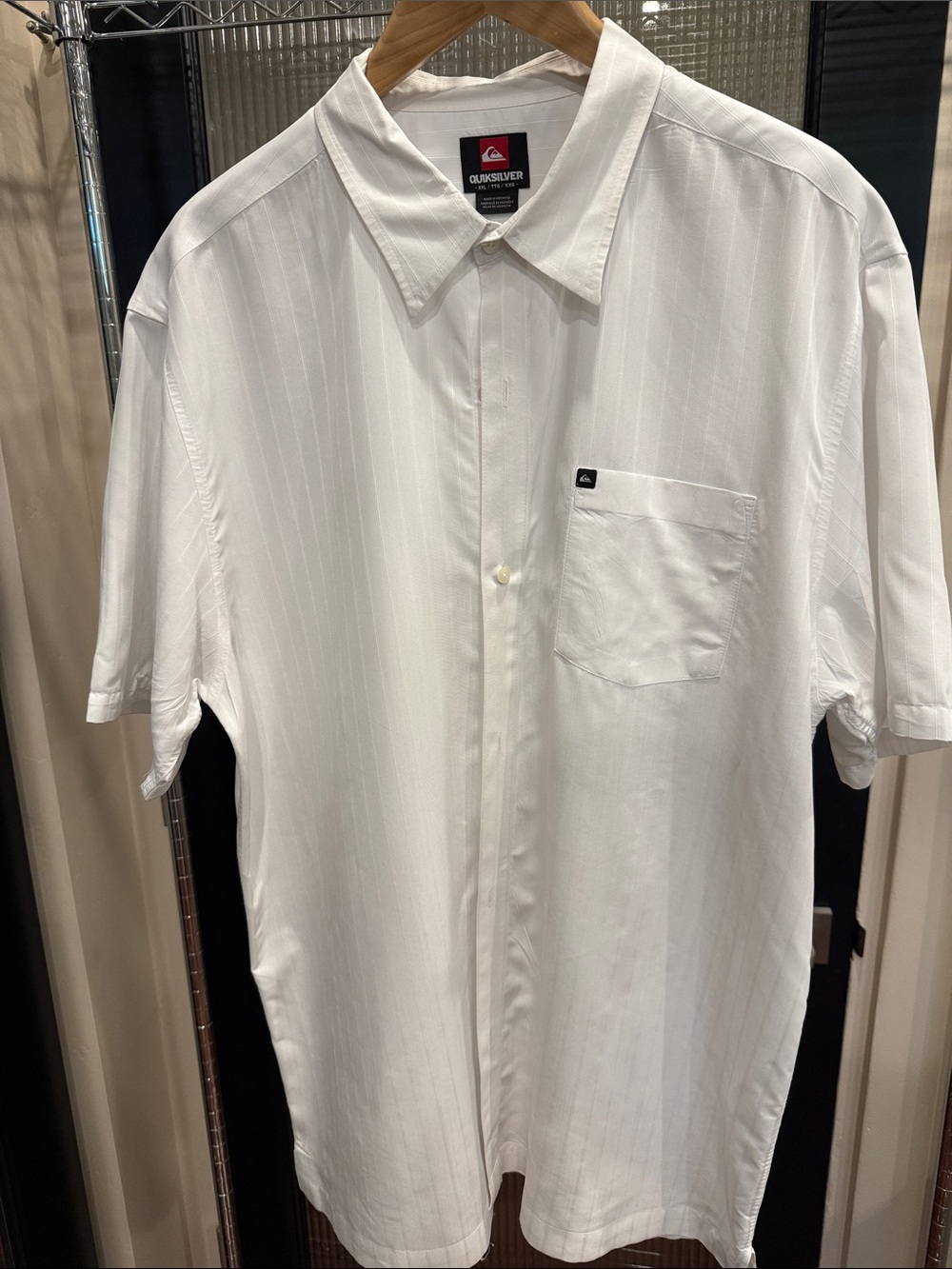 Quiksilver Men’s XXL White Short Sleeve Button Up Camp Shirt Tonal Stripe